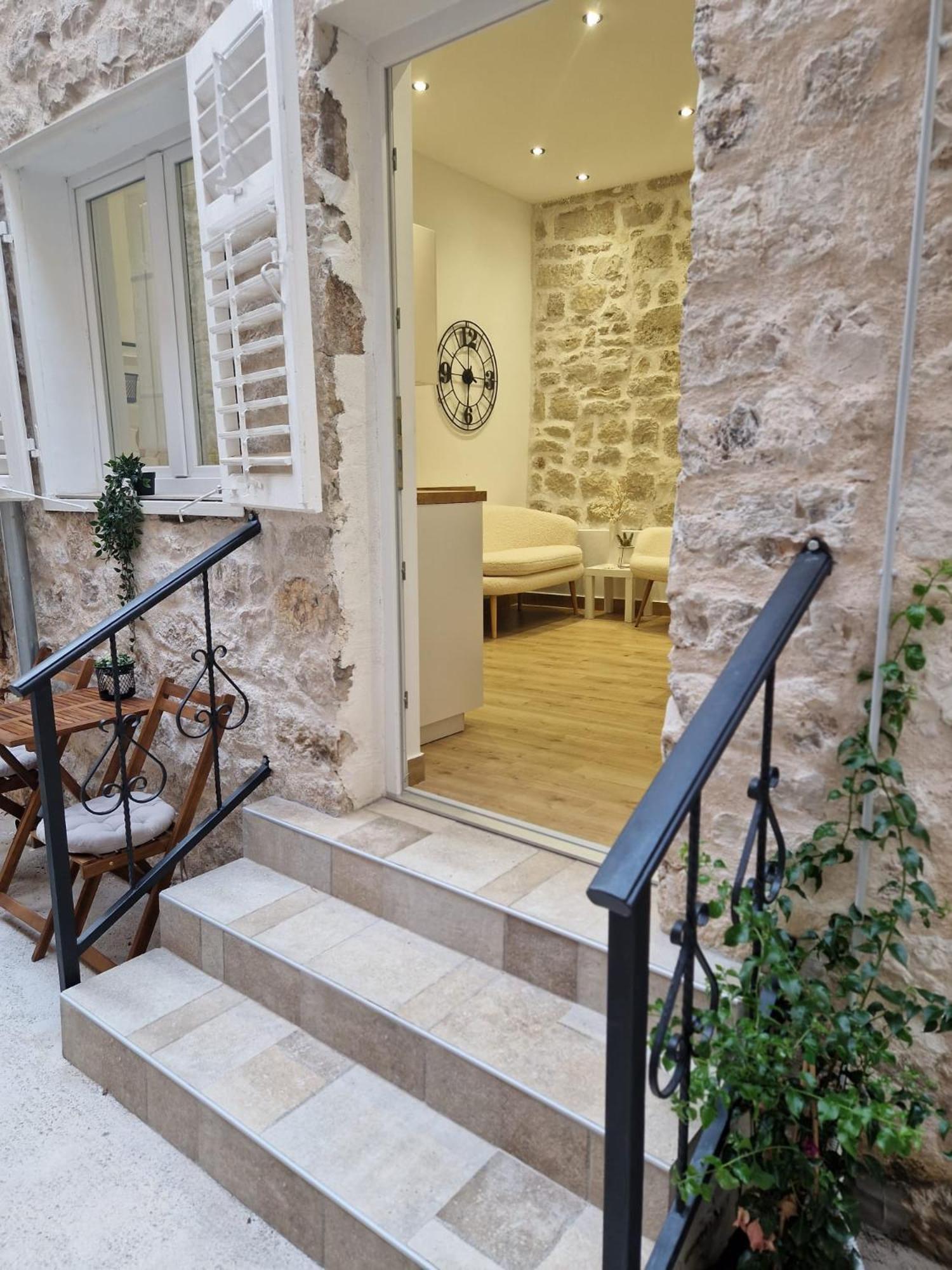Small House Saint Michael شيبينيك المظهر الخارجي الصورة